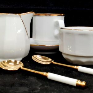 Apilco melkkannetje/suikerschaaltje/kop en schotel