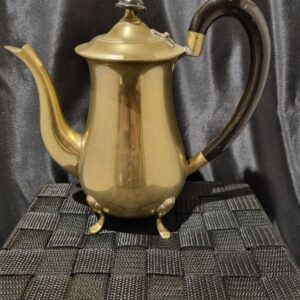 Messing koffiepot met suikerpot en melk kannetje