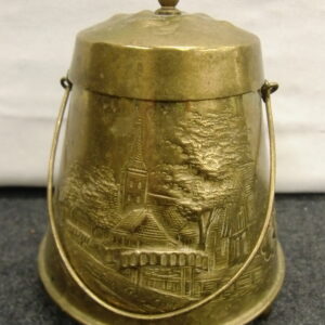 Antieke koperen siervat met reliëf