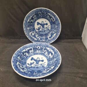 Set van Twee Antieke Chinese Blauw-Wit Porseleinen Schoteltjes (Ø 16.5 cm)