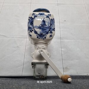 Vintage wandkoffiemolen in Delfts blauw