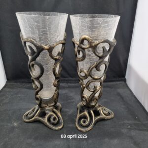 2 Sierlijke Glazen Vazen met IJzeren Omlijsting