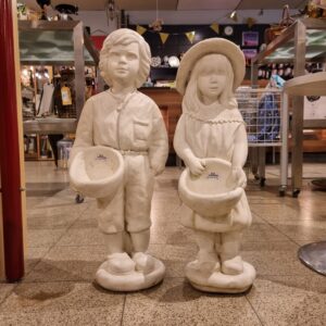 Stenen Tuinbeelden: Jongen en Meisje