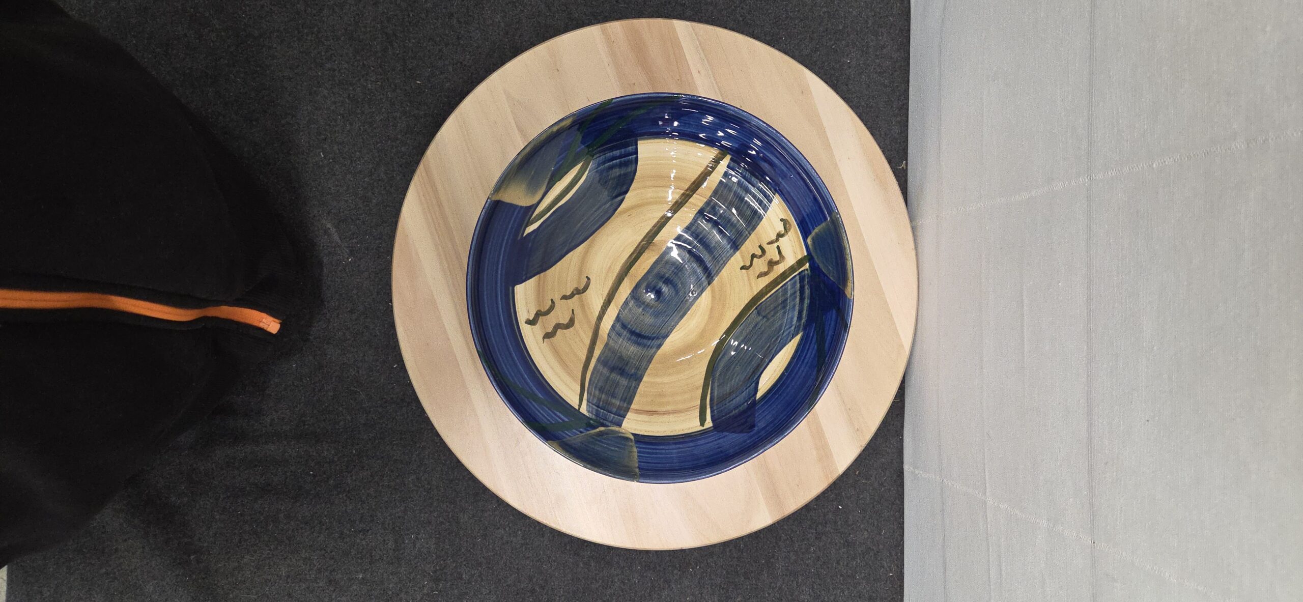 Unieke Handbeschilderde Art Pottery Schaal – Gesigneerd “Luie”