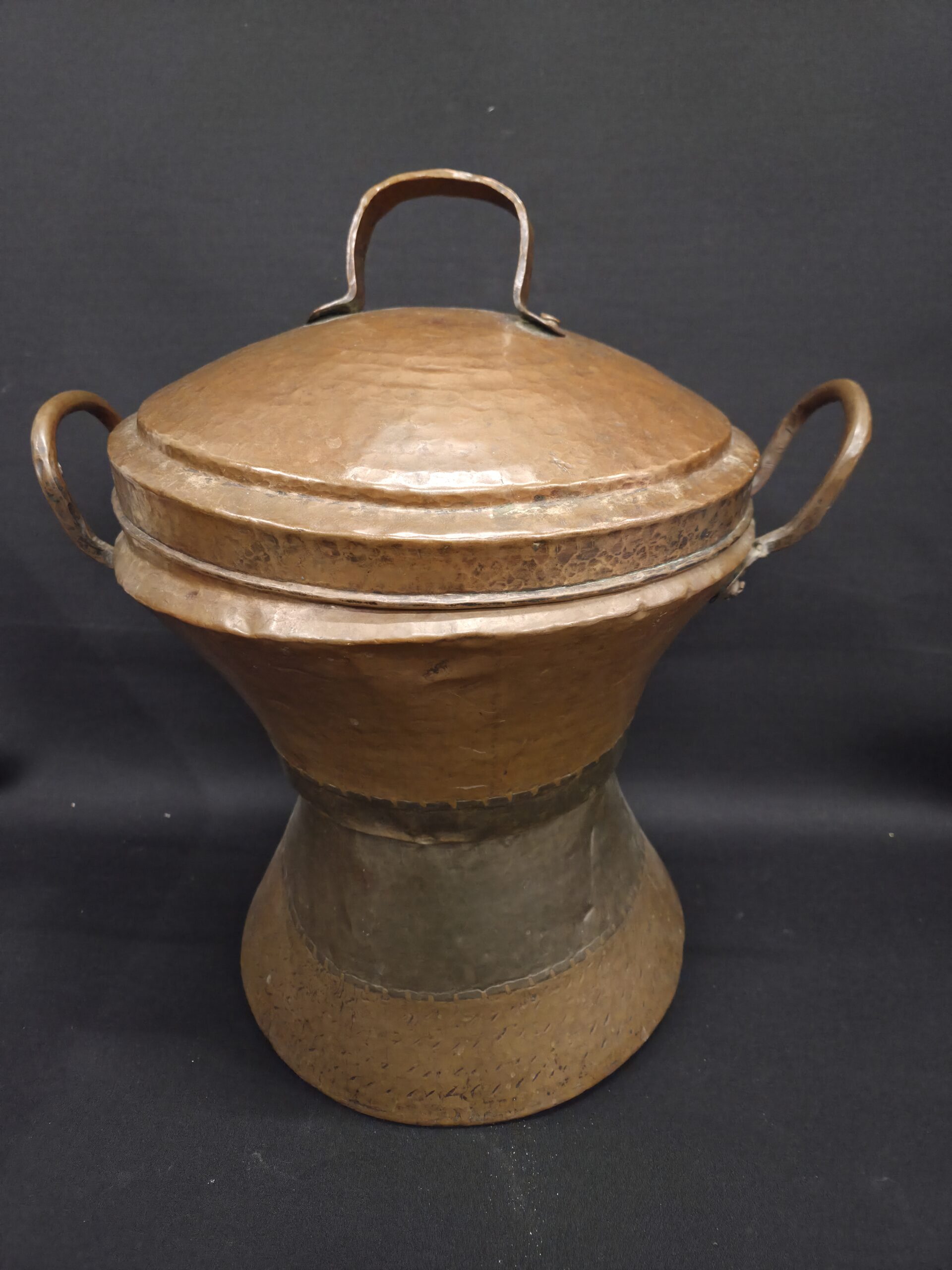 Grote antieke handgehamerde koperen pot met deksel – 40 cm hoog