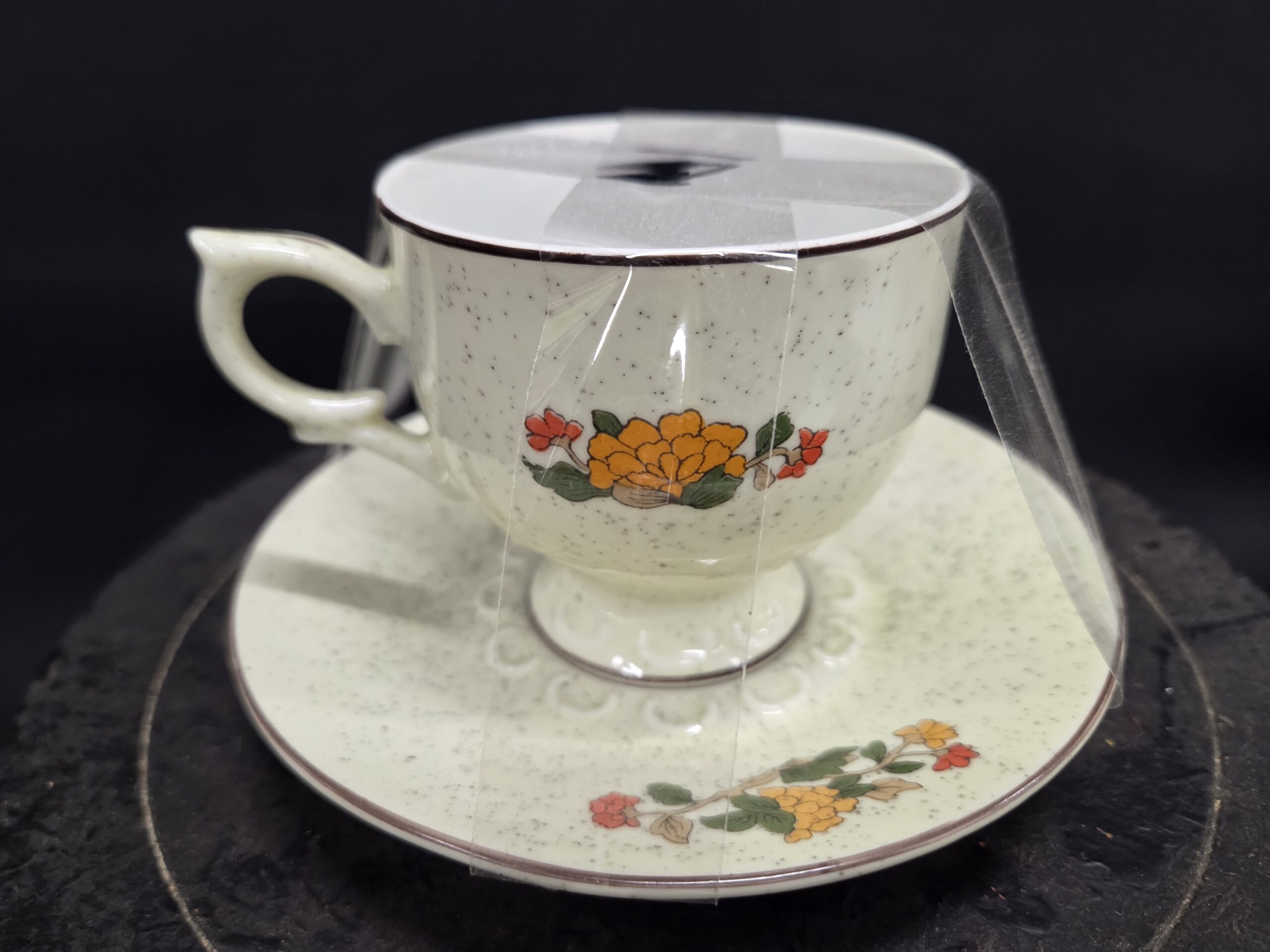 Vintage Jaren 70/80 Kop en Schotel – Spikkelglazuur met Bloemen