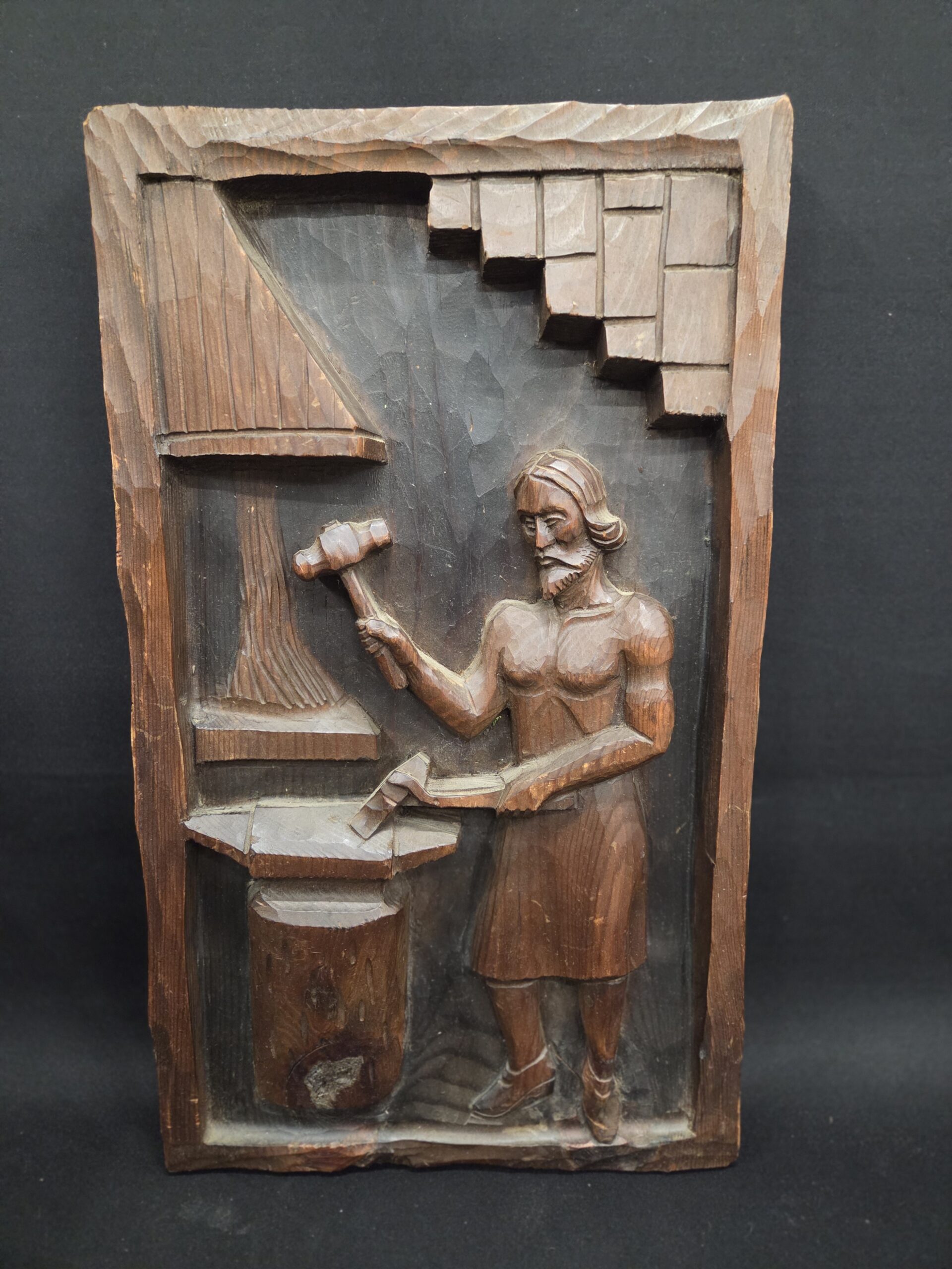 Antiek/Vintage Houten Wandpaneel – Gedetailleerd Houtsnijwerk van een Smid