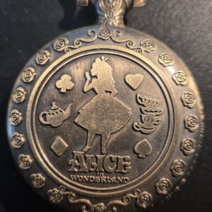 Te koop aangeboden: Een superleuk, bronskleurig zakhorloge in het thema van Alice in Wonderland.Alice in Wonderland Zakhorloge