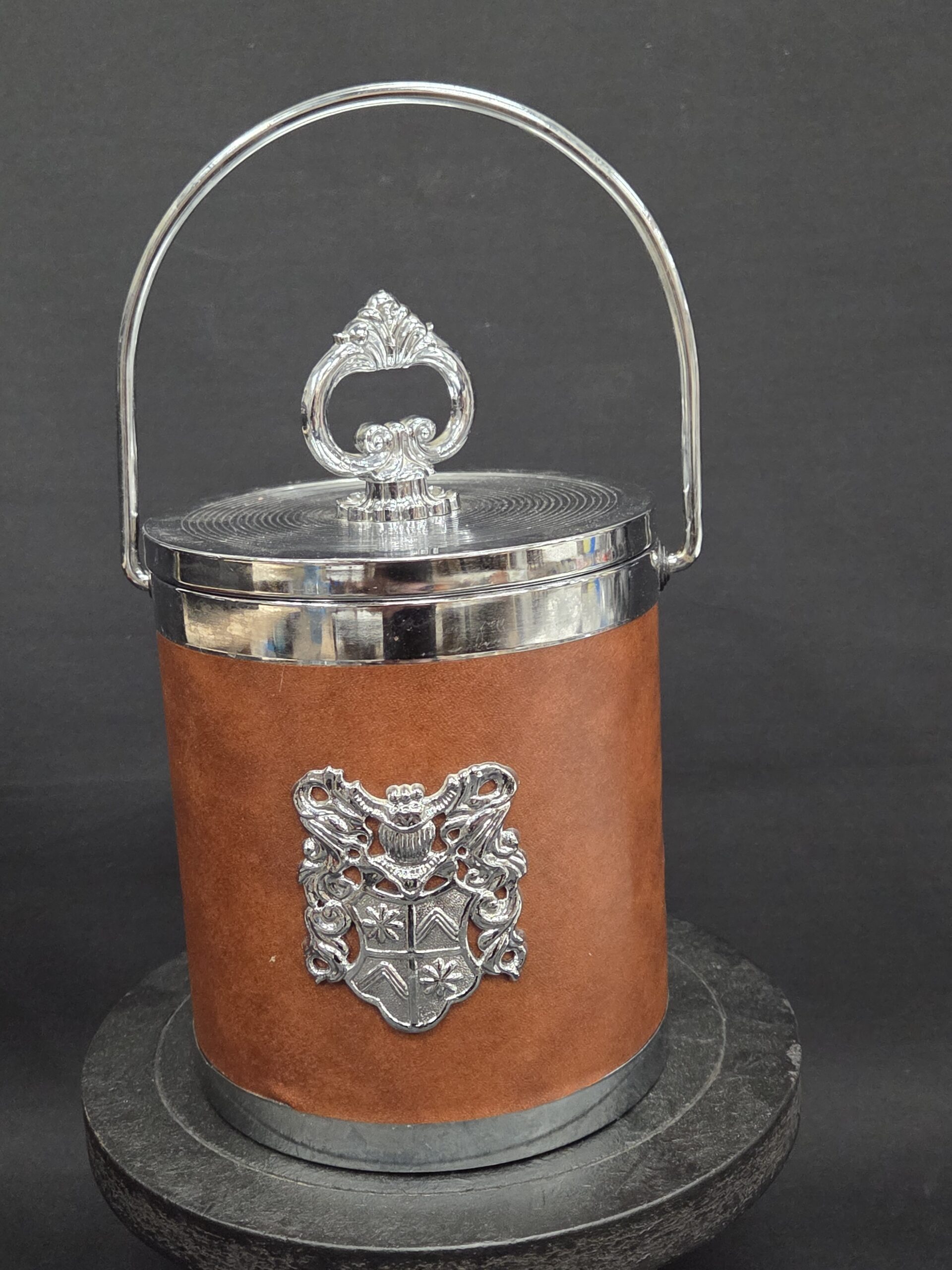 Vintage Mid-Century Ijsemmer met Kunstleer & Familiewapen (Jaren ’70 Barware)