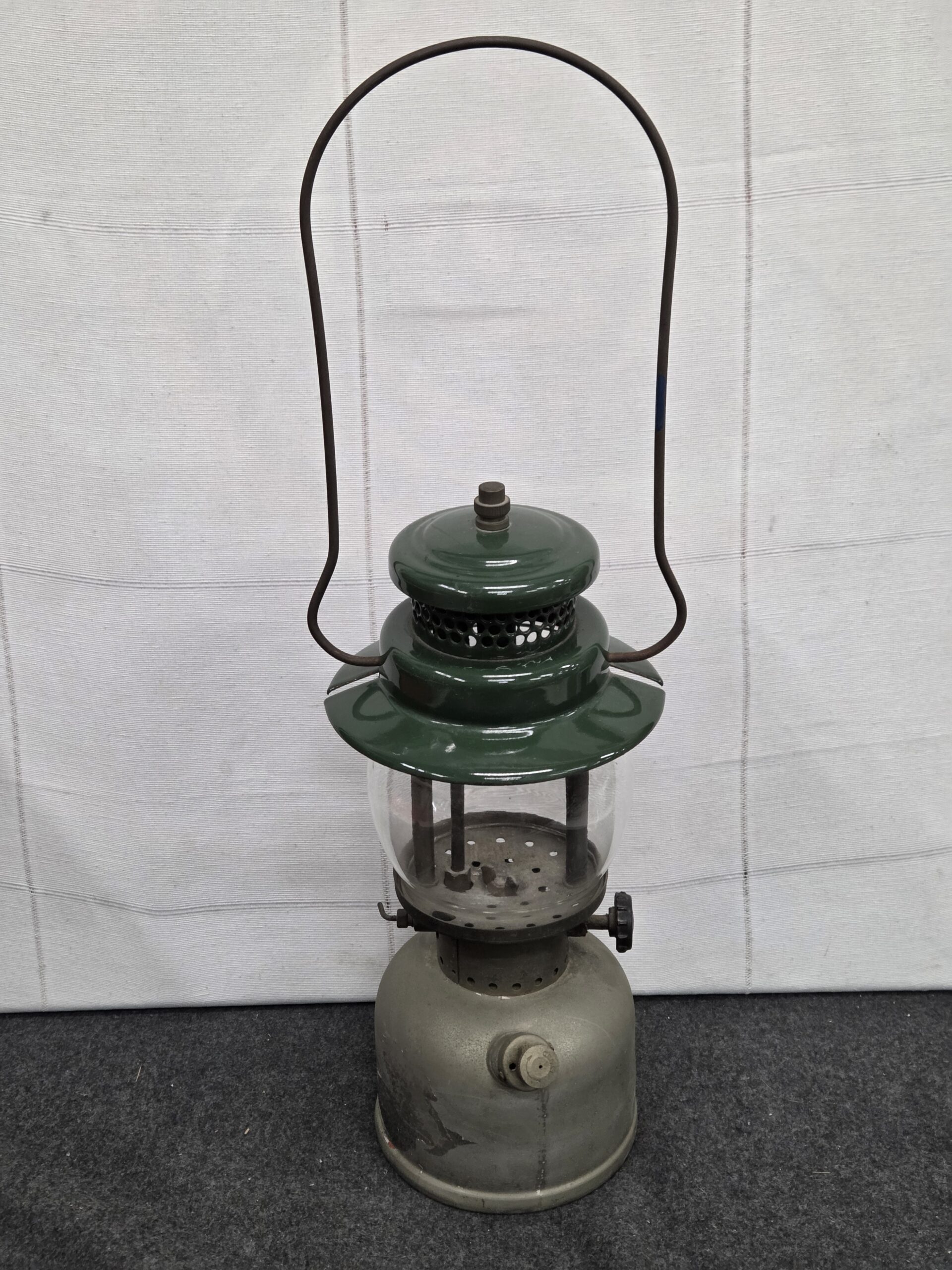 Vintage US Military Benzine Lantaarn / Druklamp (Mil-Spec) – Ca. 50 cm