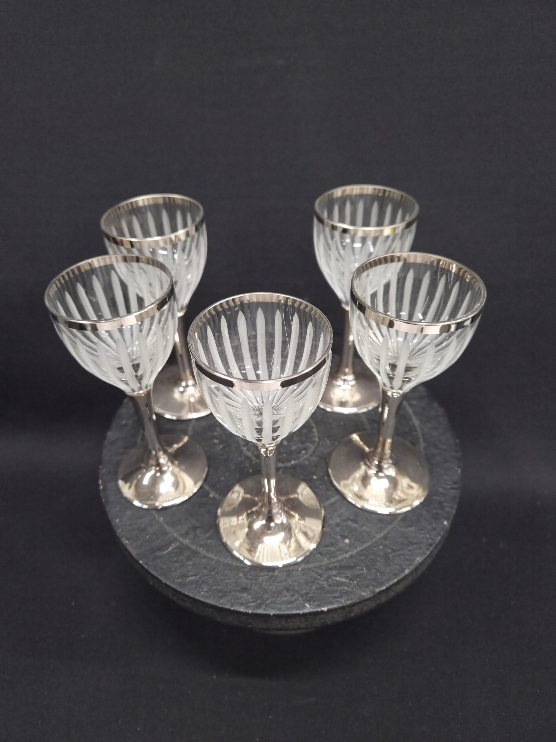 Prachtige set van 5 vintage likeur-/portglaasjes met verzilverde voet en bies