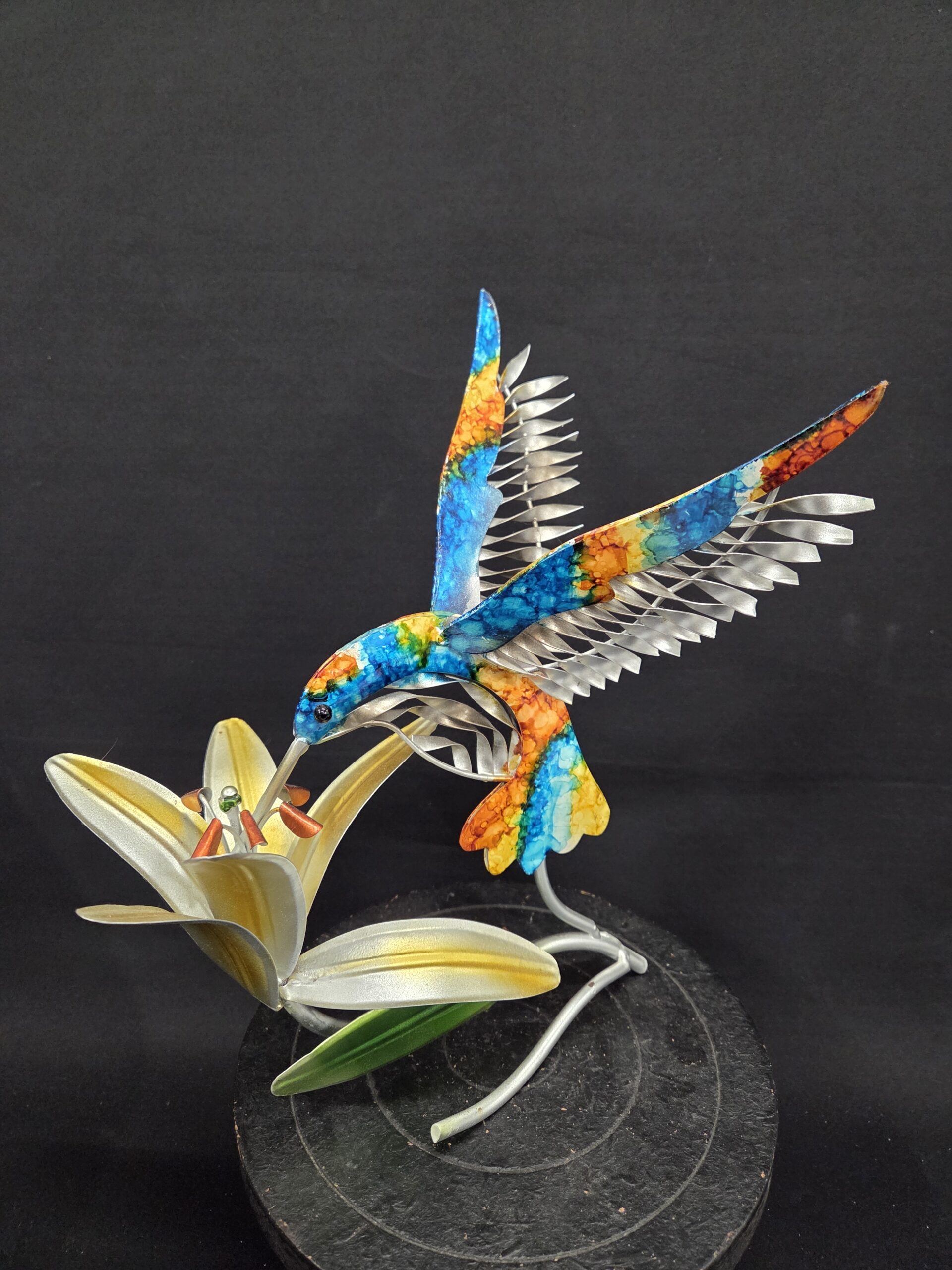 Prachtig metalen beeldje van een kolibrie bij leliebloem (30 cm hoog)